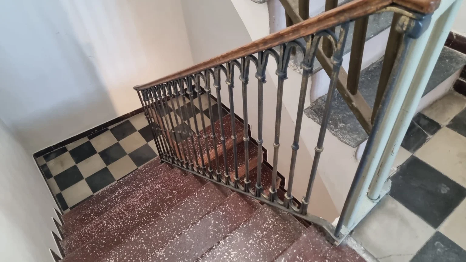 The staircase and its patterned landing