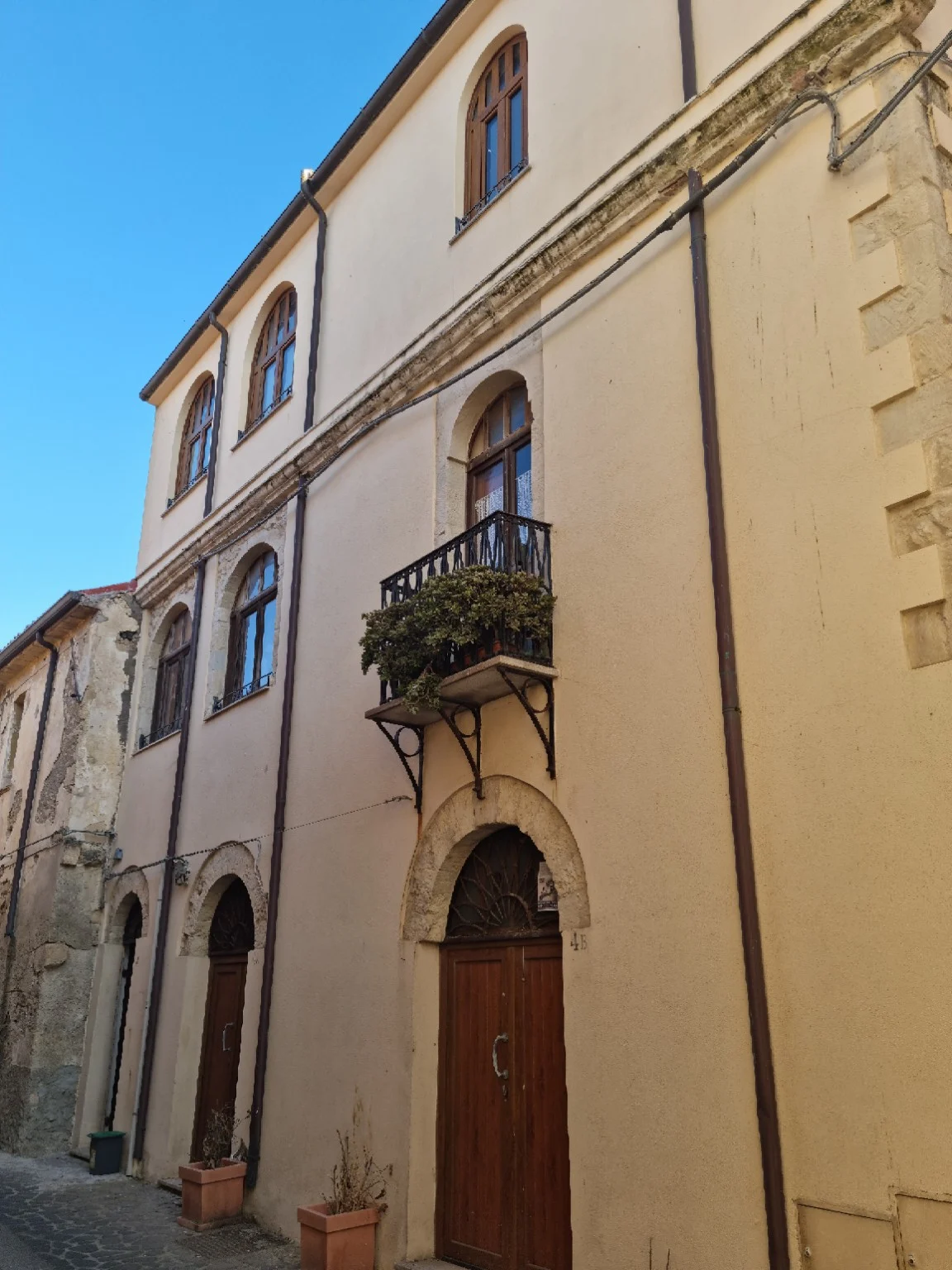 The character of the casa, seen from the street